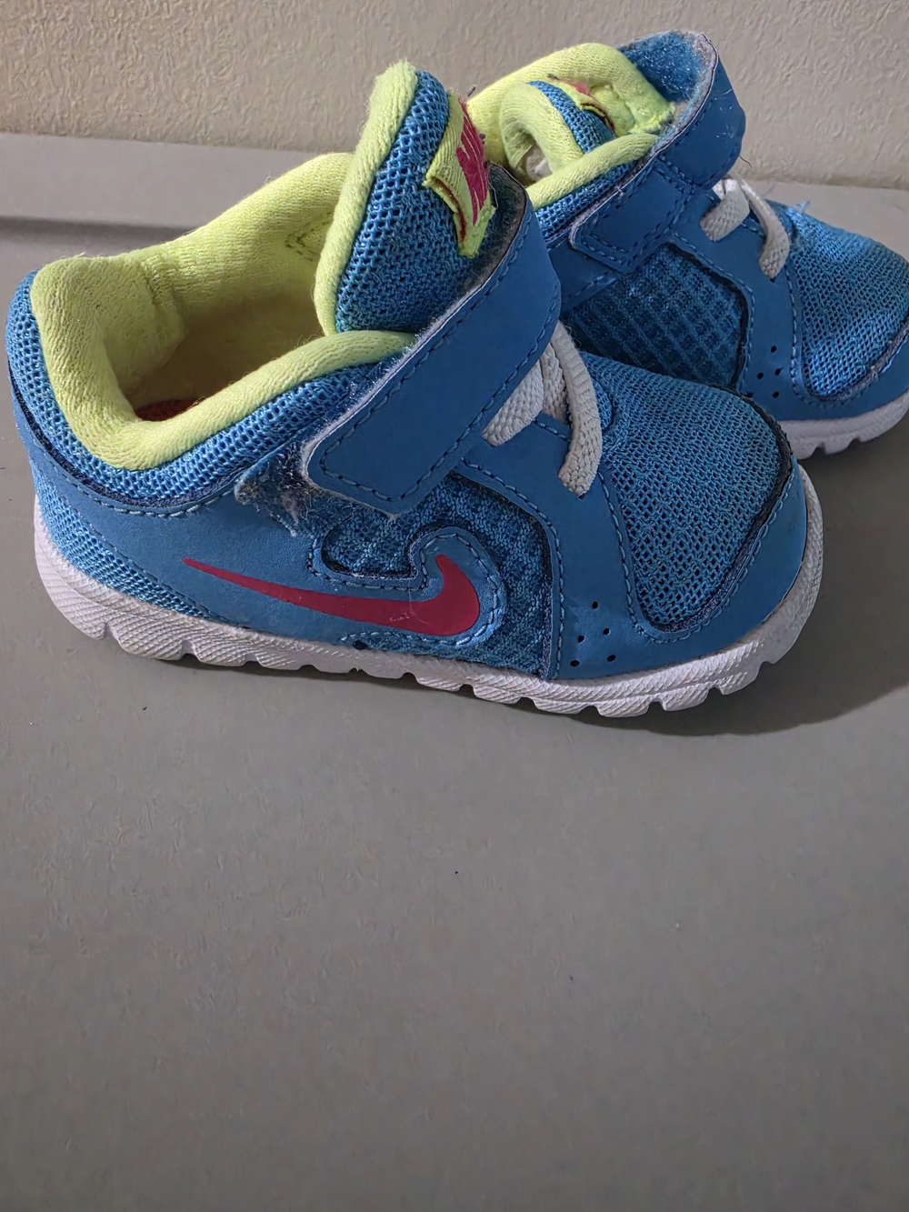 Nike Toddler Blue & Lime Lightweight Sneaker